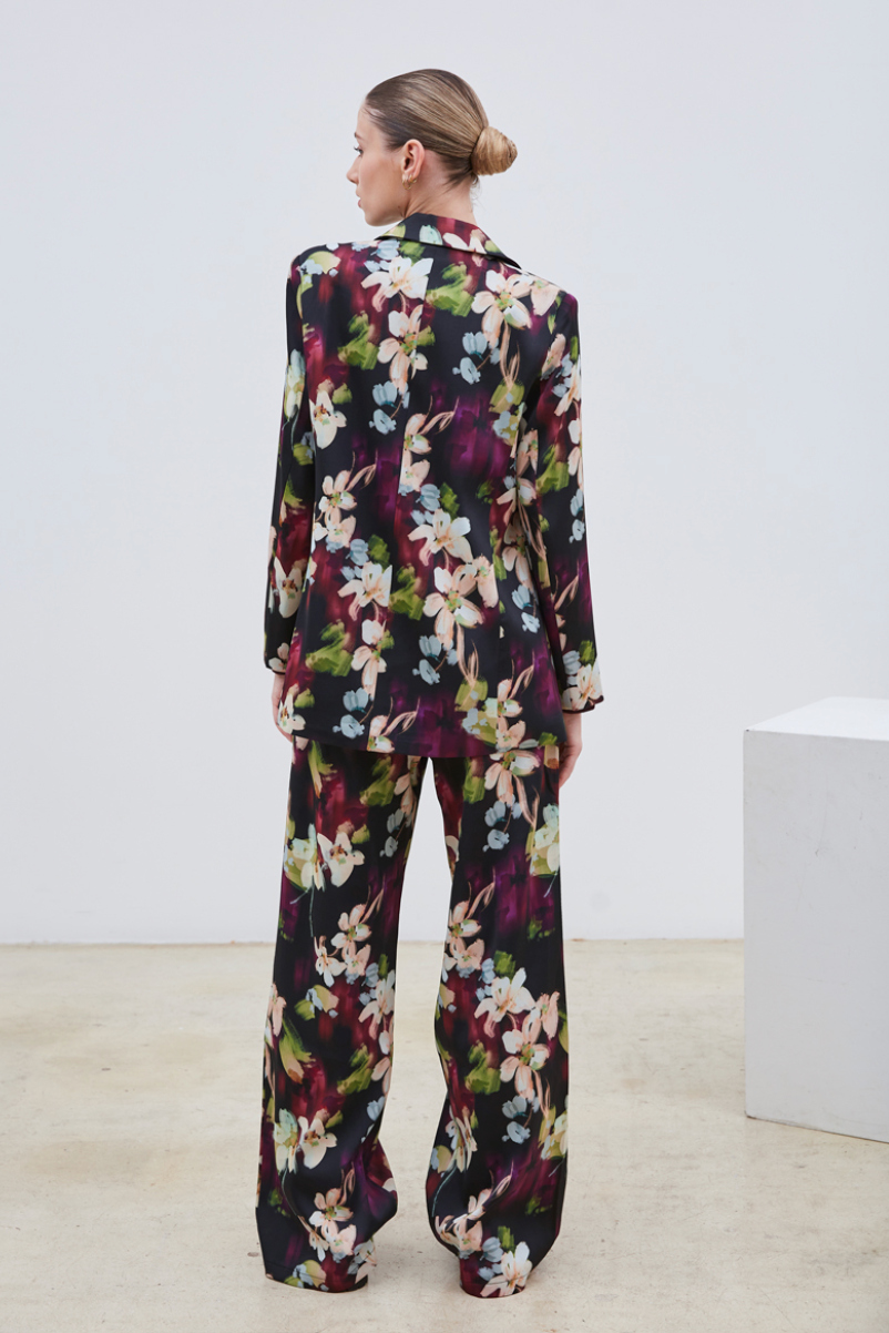 Le pantalon Flora séduit par son motif floral délicat aux nuances de mauve, bleu ciel, vert clair et beige, posé sur un fond noir élégant. Confectionné dans un tissu de qualité, il assure une allure chic et sophistiquée. Polyvalent, il s’adapte parfaitement porté seul ou accompagné de son blazer assorti, pour un ensemble harmonieux et raffiné.
www.moodbxl.com